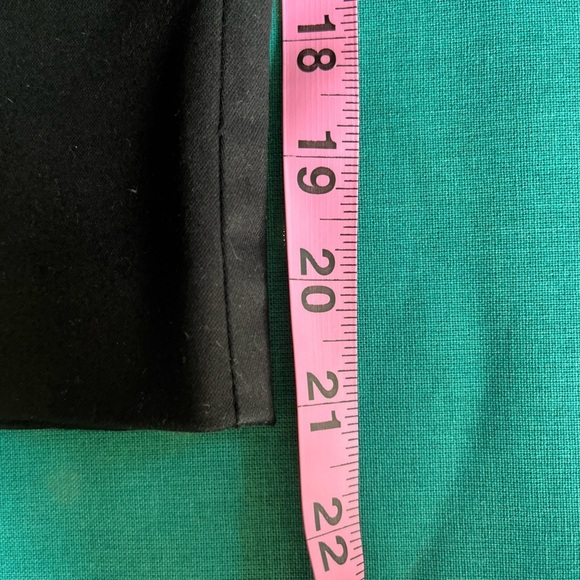 DANA BUCHMAN Women’s Black Mini Skirt. 4 Mock Pockets. Side Zip. Size 10 - Picture 7 of 7